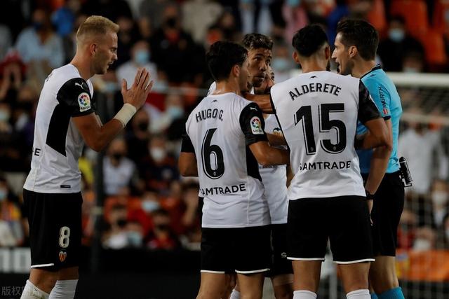 拜仁官方向巴黎道歉 球迷拉横幅未得到拜仁授权