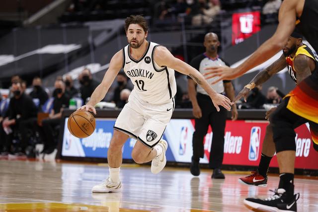 詹姆斯23+4+9浓眉21+12 湖人大胜送猛龙14连败